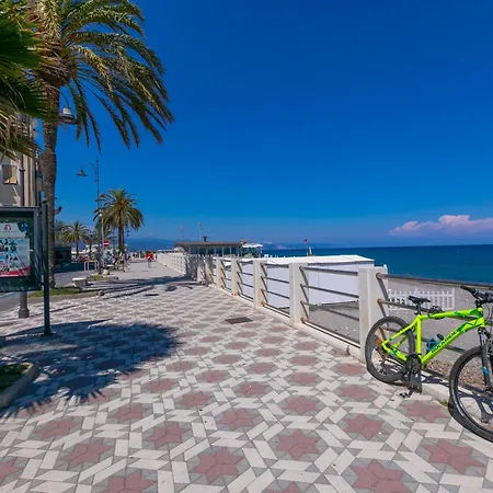 Mer Vivante - Front Beach With Balcony - Happy Rentals 아파트 알벤가